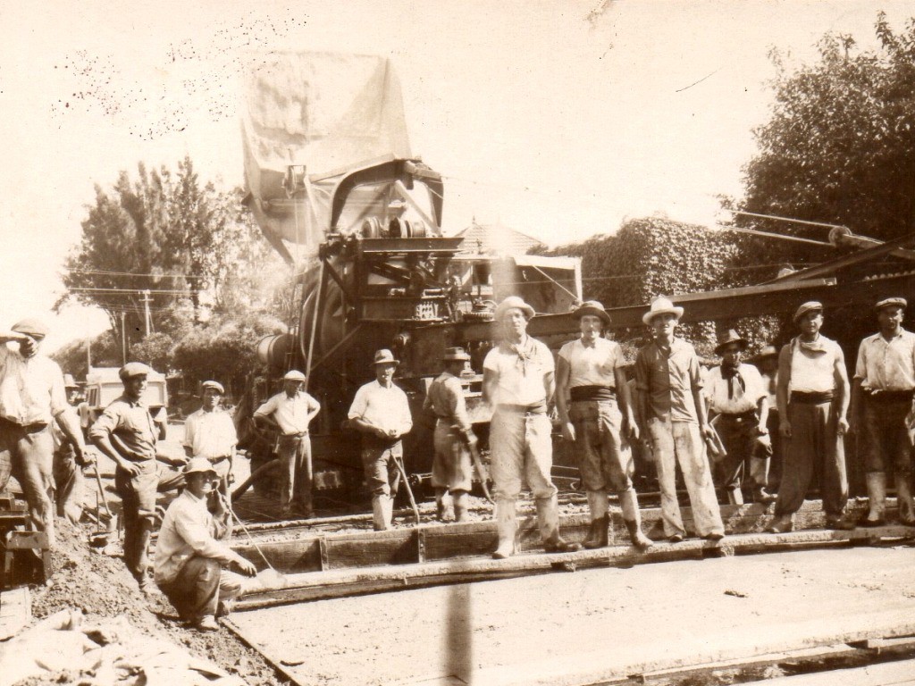 Ituzaingó 1937. Asfalto en la calle Las Heras (antes San Martín), fue una de las primeras calles asfaltadas.