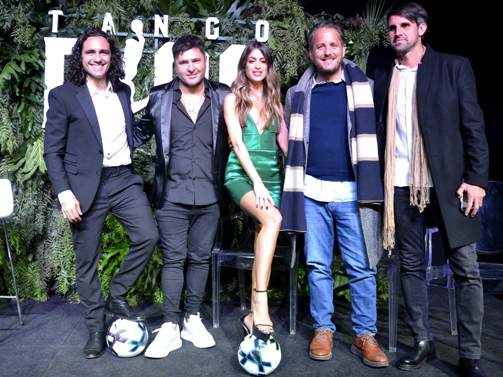 Posando con el balón para las cámaras.