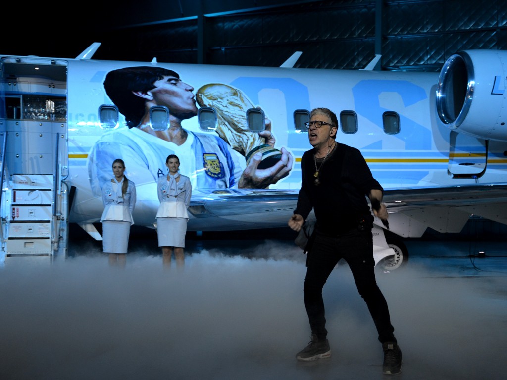 Maradona: presentarón en Morón el avión Tango D10S