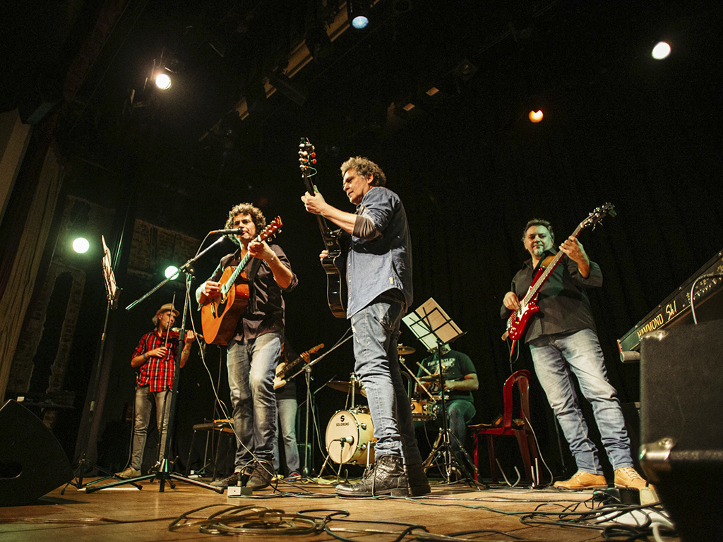 El 24 de Mayo de 2019 Hernán Sanchez se presentó con su banda y músicos invitados el Teatro Municipal. Entre los artistas que compartieron escenario con Hernán se destaca Rodrigo Manigot de Ella es tan cargosa.