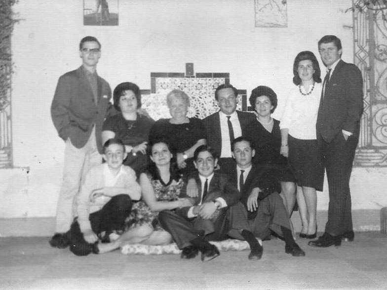  Celestina Josefa Farina con todos sus nietos. De fondo las mismas mayólicas que donaron a la Plaza de los Españoles