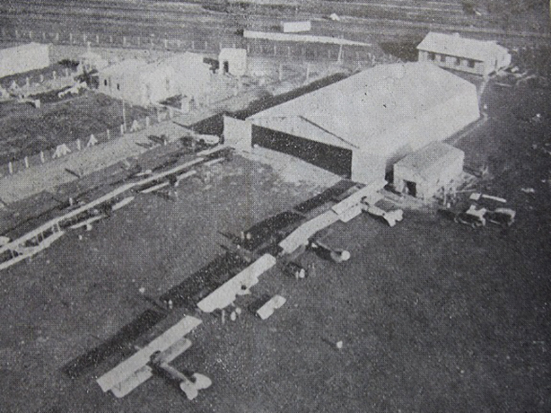 Aeródromo de Castelar.
Se estableció en 1920 a pocas cuadras al norte de la estación, entra las actuales calles Arias, España y Lincoln con frente sobre las vías del ferrocarril. Pertenecía a la Misión de la Aviación Italiana y luego al Centro de Aviación Civil. 
Fuente: Instituto y Archivo Histórico de Morón