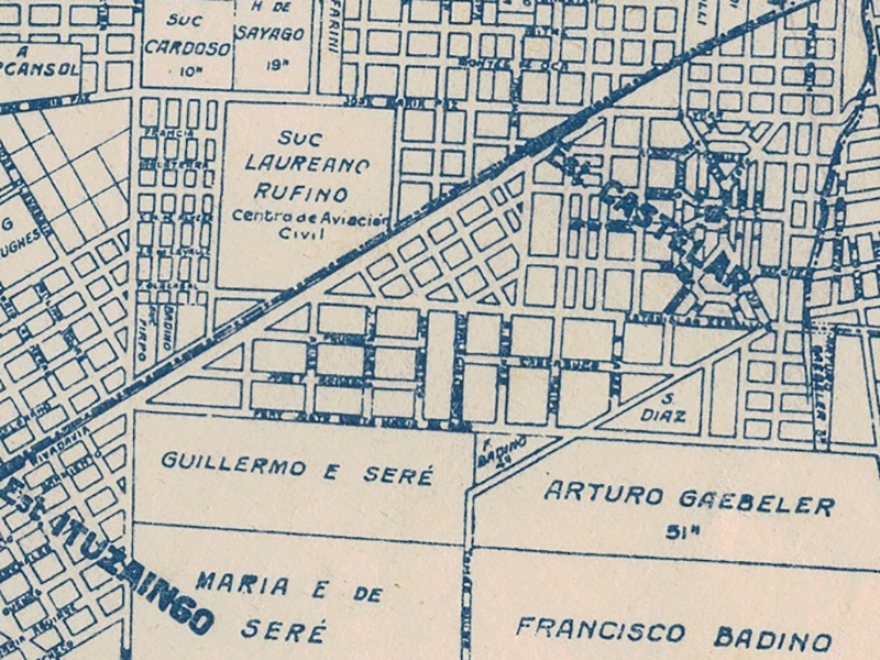 Aeródromo de Castelar.
Se estableció en 1920 a pocas cuadras al norte de la estación, entra las actuales calles Arias, España y Lincoln con frente sobre las vías del ferrocarril. Pertenecía a la Misión de la Aviación Italiana y luego al Centro de Aviación Civil. 
Fuente: Instituto y Archivo Histórico de Morón