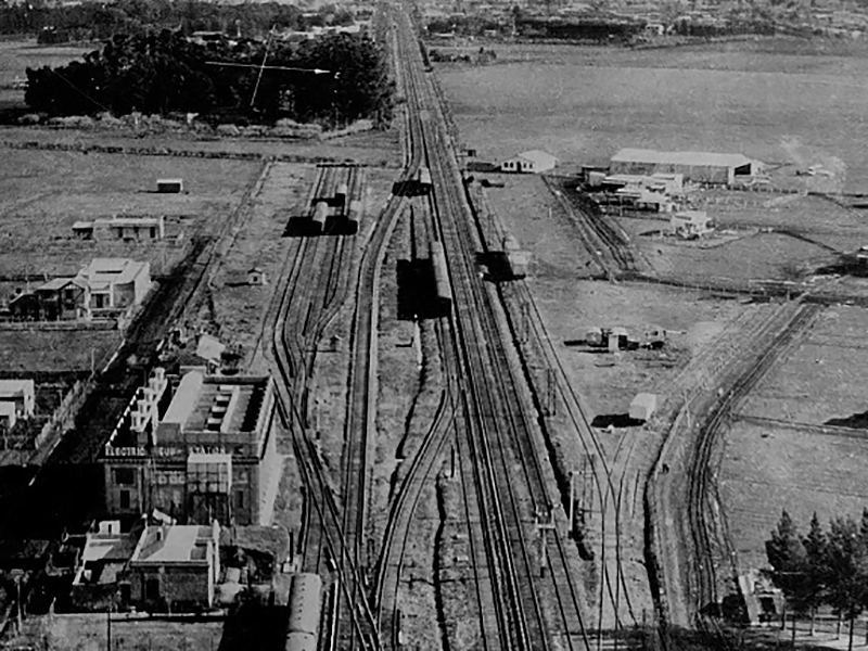 Aeródromo de Castelar.
Se estableció en 1920 a pocas cuadras al norte de la estación, entra las actuales calles Arias, España y Lincoln con frente sobre las vías del ferrocarril. Pertenecía a la Misión de la Aviación Italiana y luego al Centro de Aviación Civil. 
Fuente: Instituto y Archivo Histórico de Morón