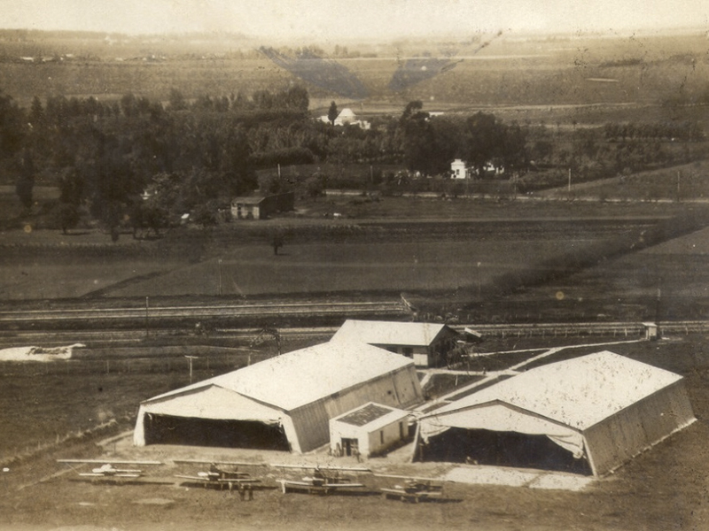 Aeródromo de Castelar.
Se estableció en 1920 a pocas cuadras al norte de la estación, entra las actuales calles Arias, España y Lincoln con frente sobre las vías del ferrocarril. Pertenecía a la Misión de la Aviación Italiana y luego al Centro de Aviación Civil. 
Fuente: Instituto y Archivo Histórico de Morón