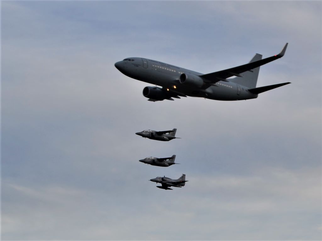 Boeing 737, dos IA-63 Pampa y un A-4AR.