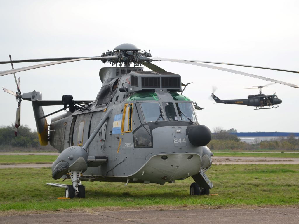 Sikorsky con un Bell UH-1 detrás. Armada y Ejército en la misma foto. 