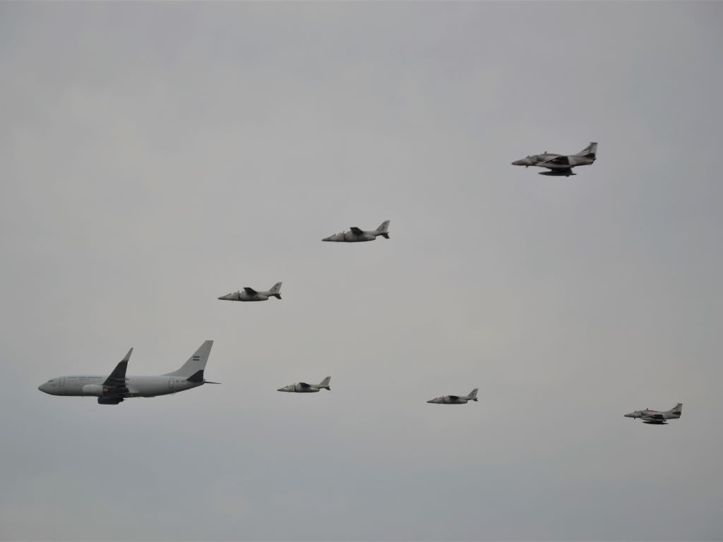 Desfile final del viernes. De izquierda a derecha: Boeing 737, cuatro Ia-63 Pampa y dos A-4AR.