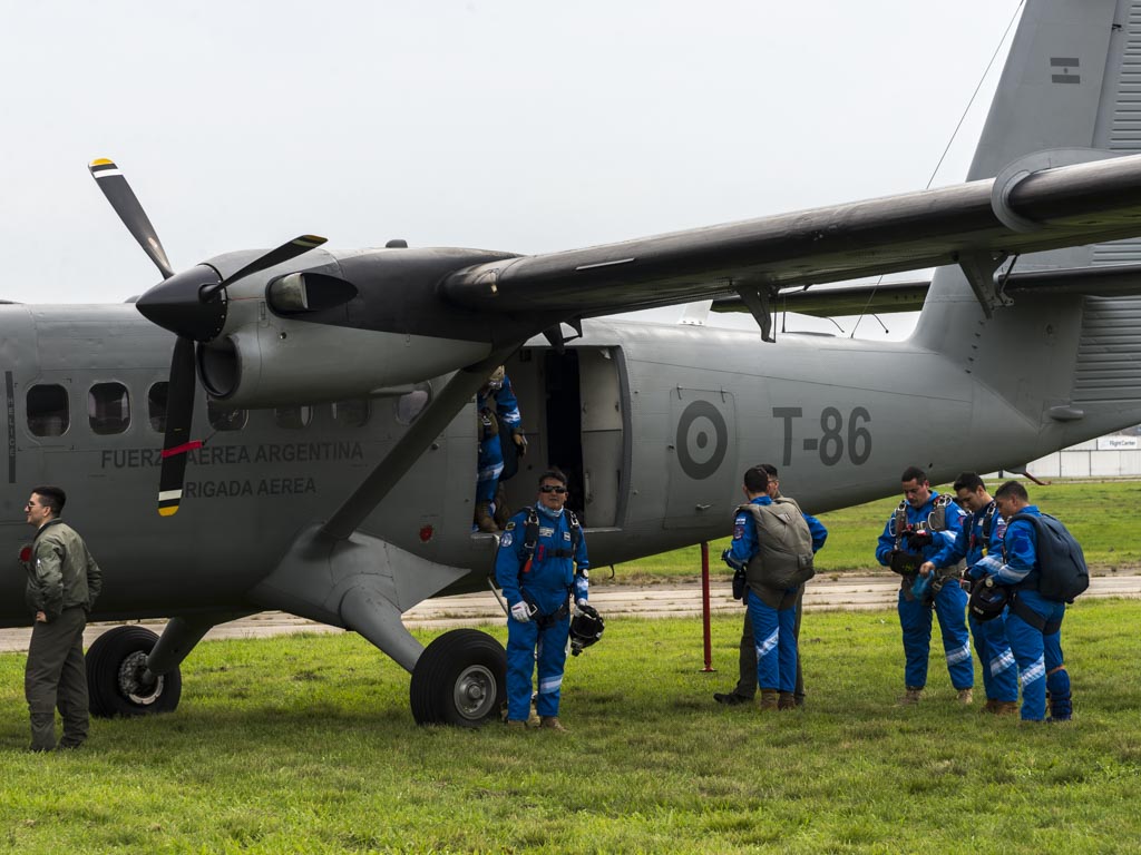 El equipo de paracaidistas Águilas Azules abordando un Twin Otter. 