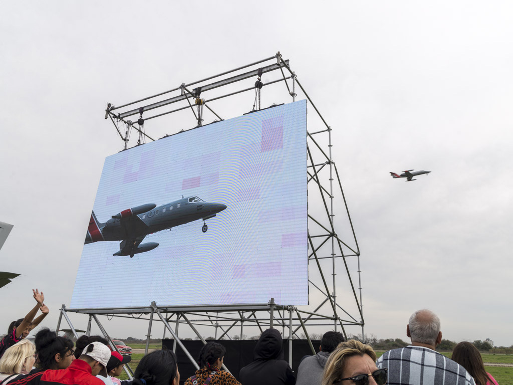 Learjet 35 detrás de la pantalla que lo muestra en detalle. 