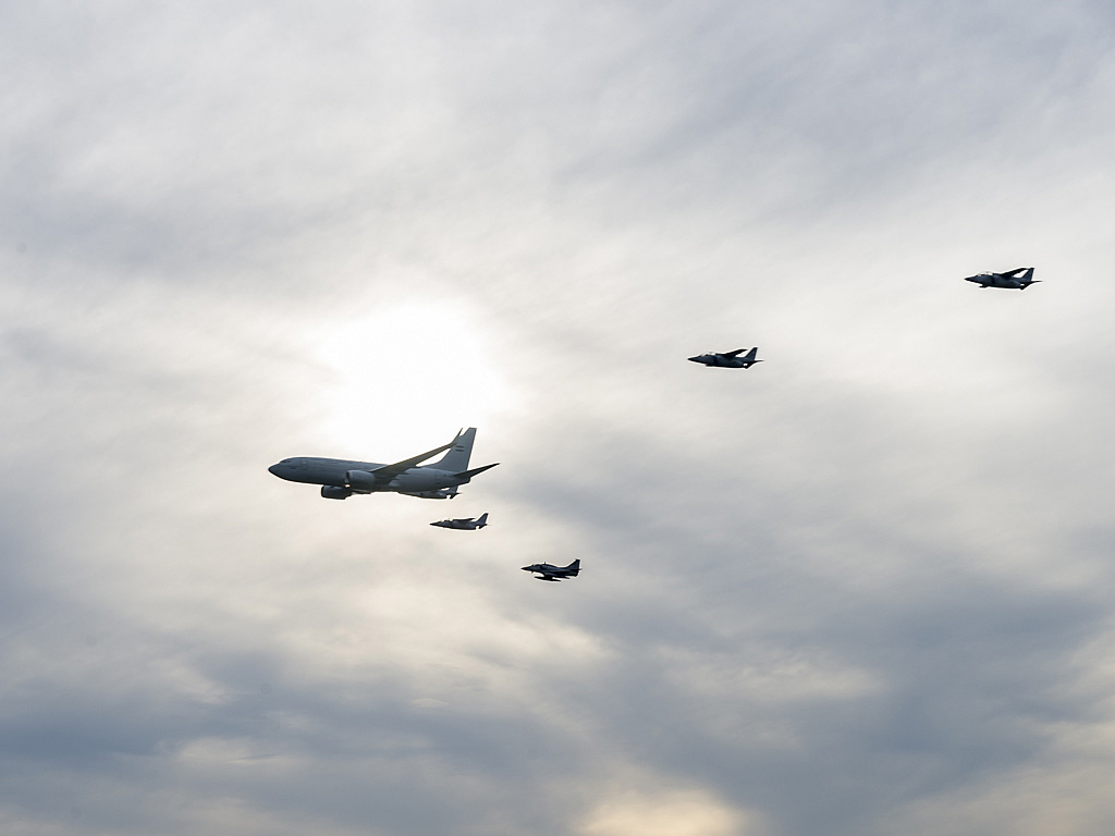 Desfile final del viernes 21. Un Boeing 737 escoltado por cuatro IA-63 Pampa y dos A-4AR.