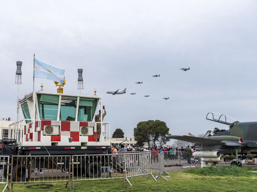 Desfile final del viernes 21. Un Boeing 737 escoltado por cuatro IA-63 Pampa y dos A-4AR.