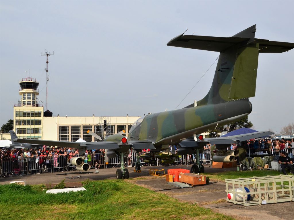 IA-58 Pucará frente a la histórica torre de control del Aeropuerto de Morón. 