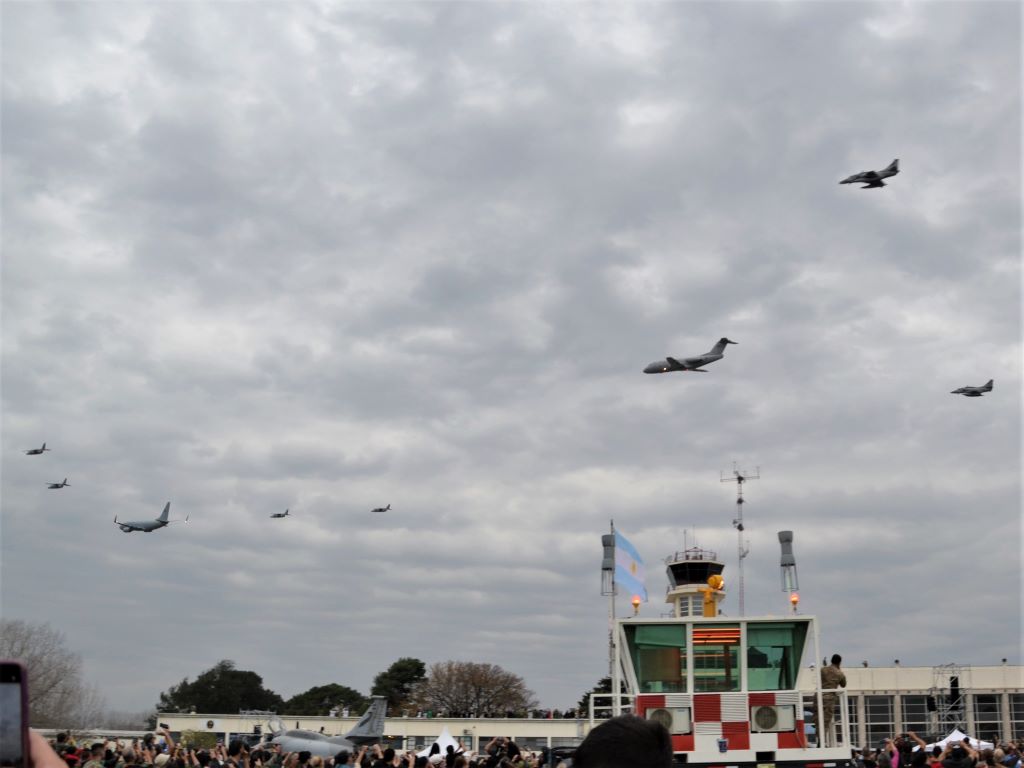 Desfile final del sábado. Un Boeing 737 escoltado por cuatro IA-63 Pampa y un Fokker 28 seguido por dos A-4AR.