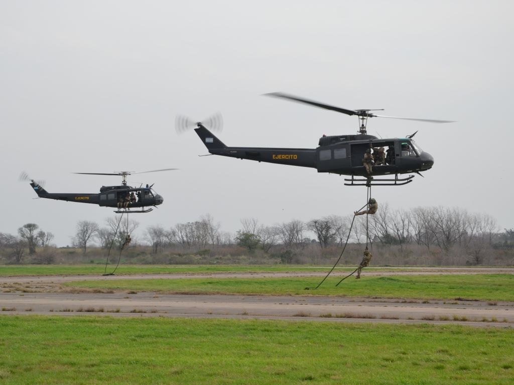Helicópteros Bell UH-1H del Ejército.