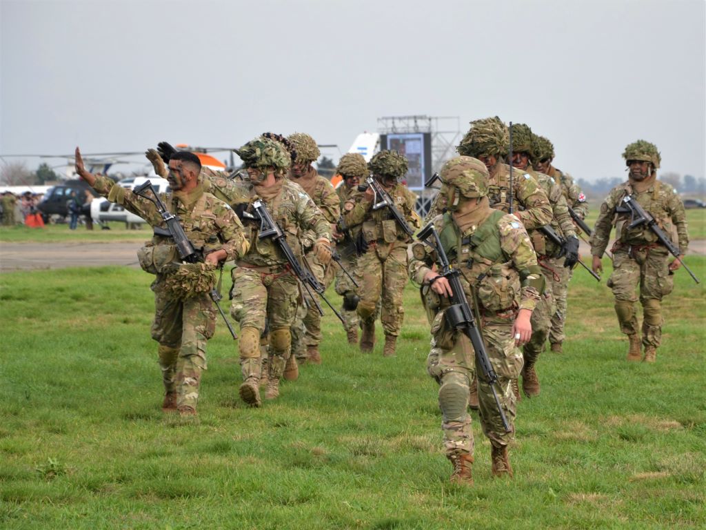 Soldados del Ejército saludando al público. 