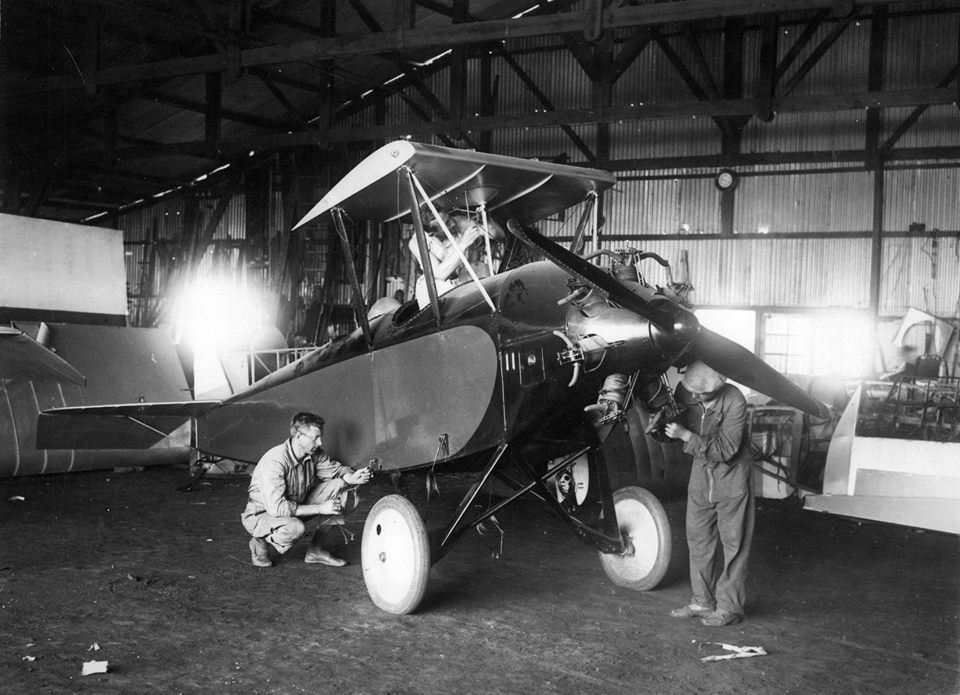 Avión S y P II fabricado en los talleres de Morón por Jorge Sfreddo y Luis Paolini en el Aeródromo presidente Rivadavia, Buenos Aires c. 1930. Foto: Archivo general de la nación.