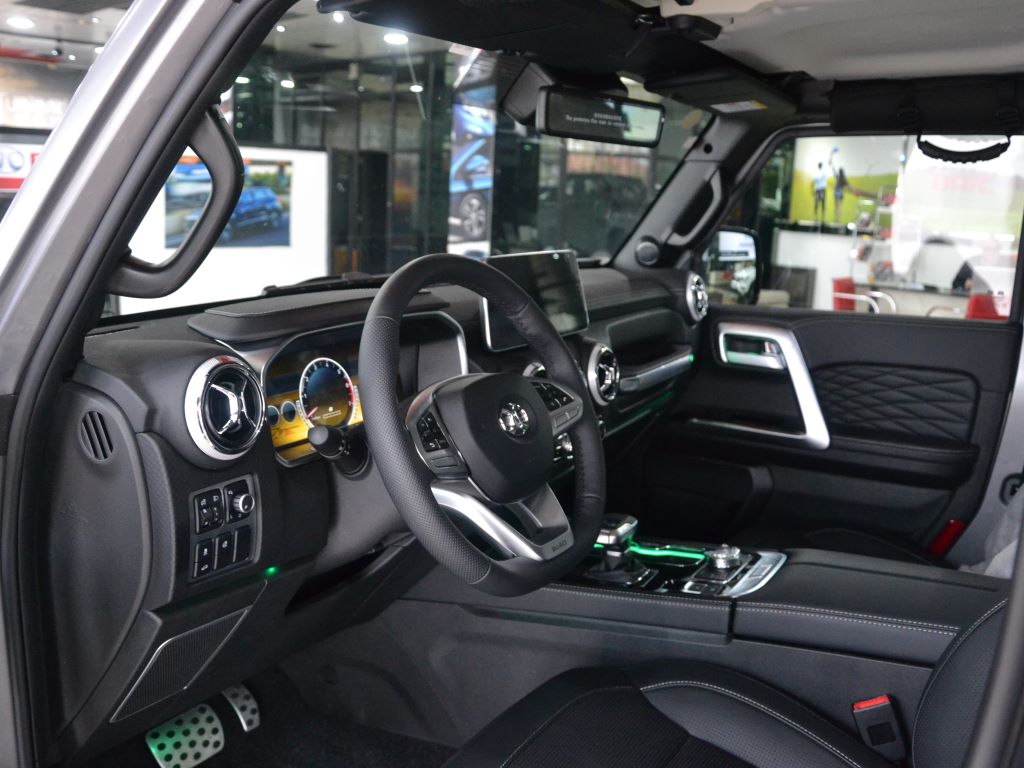 El interior muestra detalles de calidad y confort que supera a las 4x4 clásicas. 