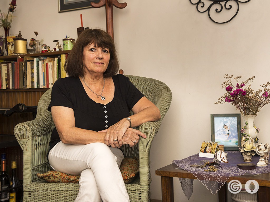 Beatriz Eiras en su casa, con el sillón de ratán que utilizó Omar Sharif en El Rey de la Patagonia