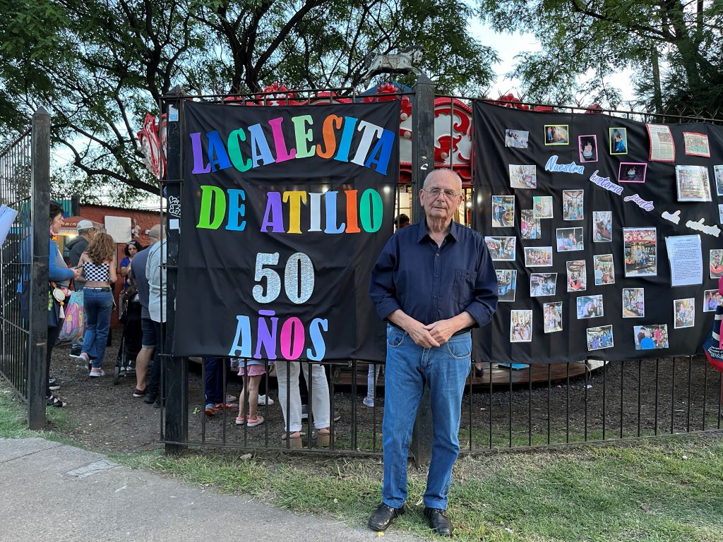 Atilio Escalón y su histórica Calesita en 2023 cuando fue homenajeado por cumplir 50 años de trayectoria. 