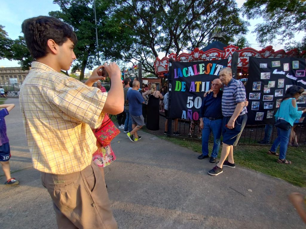 Amigos y vecinos se sacaron fotos con el homenajeado. 