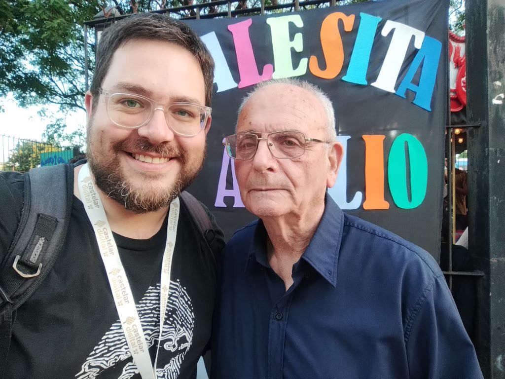 Quien firma también se tomó una foto con Atilio. 