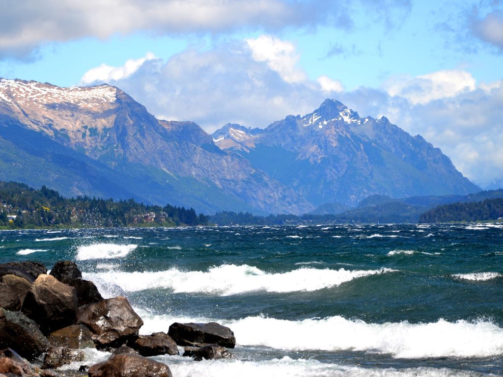 Postal del lago Nahuel Huapi desde Bariloche. 