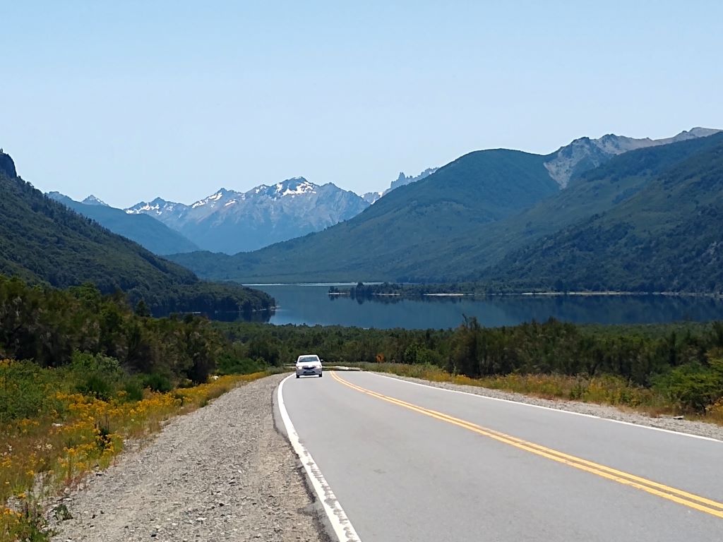 Ruta 40 y el lago Guillelmo.