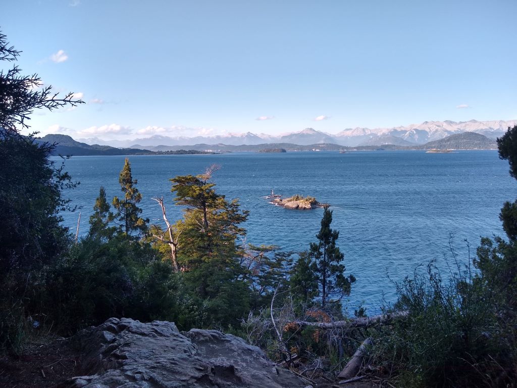 Vista al lago Nahuel Huapi desde el Mirador Tacul, cercano al Puente Romano. 