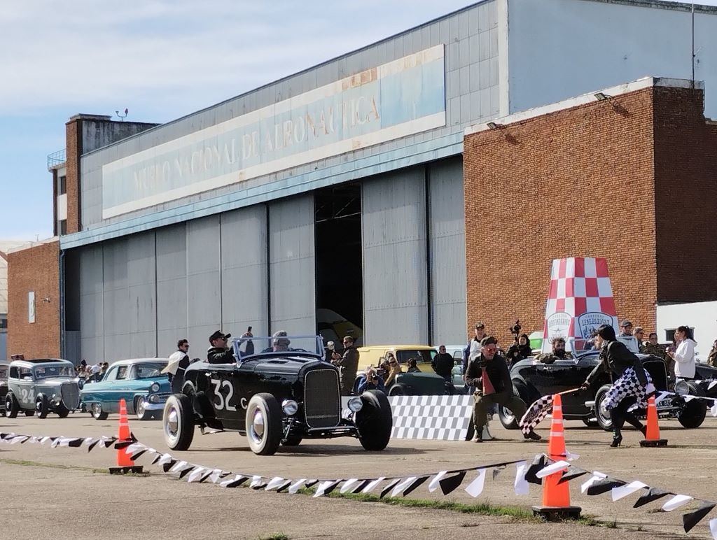 Las Carreras Legendarias llegaron a Morón y realizaron en el predio del Museo Nacional de Aeronáutica su segundo encuentro. Carreras deportivas, sin competición, con el único objetivo de pasarla bien, en autos y motos de otras épocas.