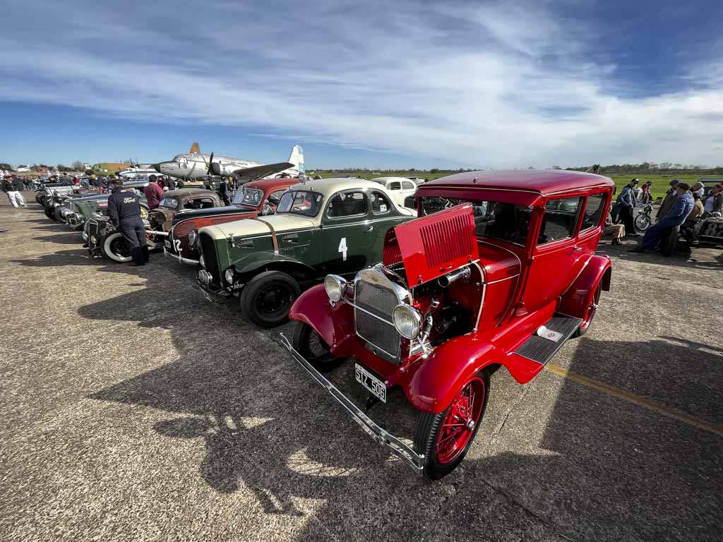 Las Carreras Legendarias llegaron a Morón y realizaron en el predio del Museo Nacional de Aeronáutica su segundo encuentro. Carreras deportivas, sin competición, con el único objetivo de pasarla bien, en autos y motos de otras épocas.