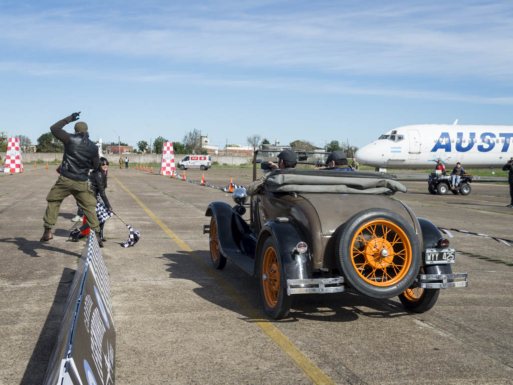 Las Carreras Legendarias llegaron a Morón y realizaron en el predio del Museo Nacional de Aeronáutica su segundo encuentro. Carreras deportivas, sin competición, con el único objetivo de pasarla bien, en autos y motos de otras épocas.