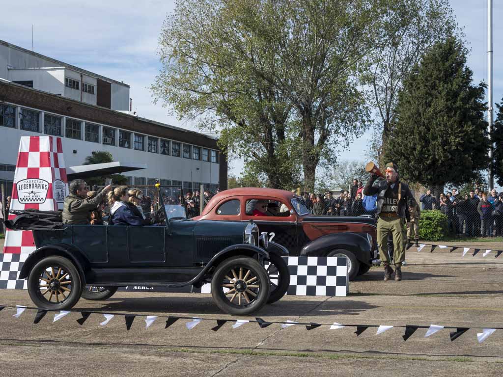 Las Carreras Legendarias llegaron a Morón y realizaron en el predio del Museo Nacional de Aeronáutica su segundo encuentro. Carreras deportivas, sin competición, con el único objetivo de pasarla bien, en autos y motos de otras épocas.