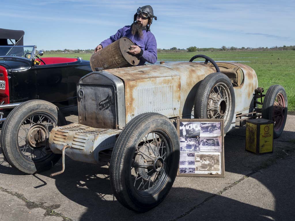 Las Carreras Legendarias llegaron a Morón y realizaron en el predio del Museo Nacional de Aeronáutica su segundo encuentro. Carreras deportivas, sin competición, con el único objetivo de pasarla bien, en autos y motos de otras épocas.