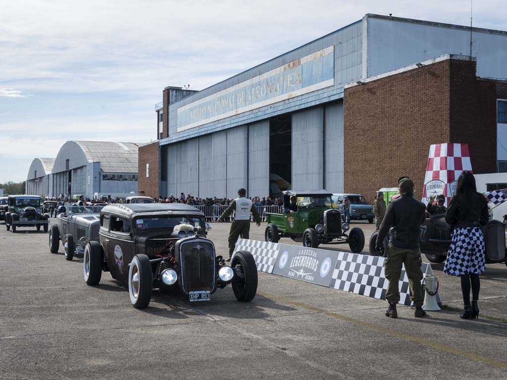 Las Carreras Legendarias llegaron a Morón y realizaron en el predio del Museo Nacional de Aeronáutica su segundo encuentro. Carreras deportivas, sin competición, con el único objetivo de pasarla bien, en autos y motos de otras épocas.