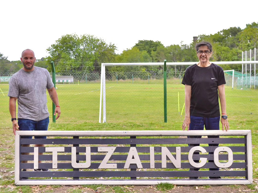 Foto de la recepción del histórico cartel en la Ciudad Deportiva del CAI.