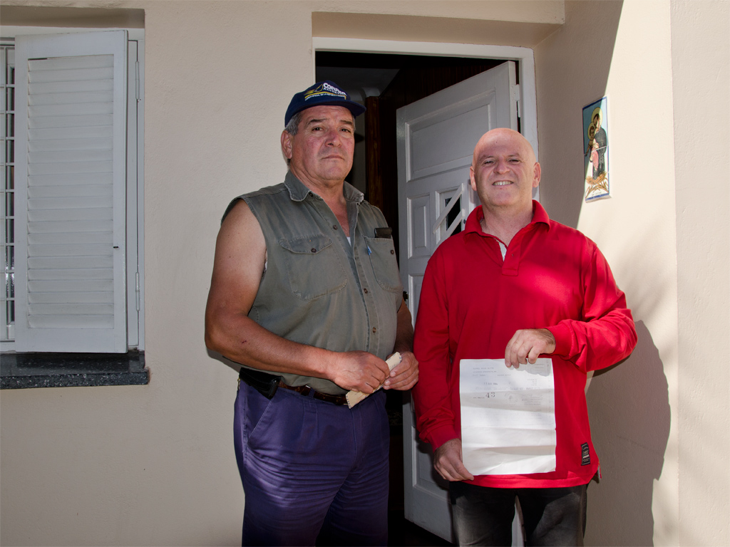 Ramón Sarmiento y a su derecha Oscar Héctor Suarez quien recibiera a sus 18 años la carta para la presentación al servicio militar. Aun conserva la misma.  