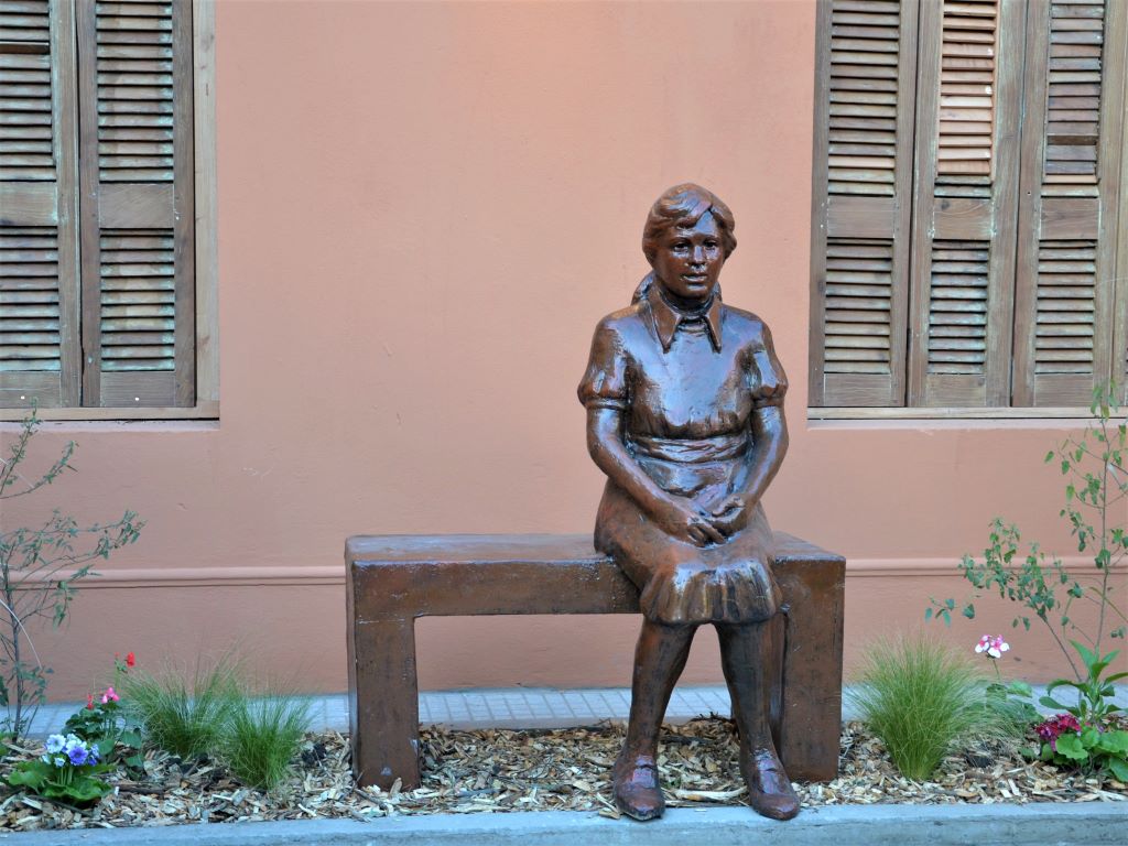 La creadora de Manuelita, la Reina Batata y el Mono Liso aprendió a leer y escribir en esta casona de Villa Sarmiento. 