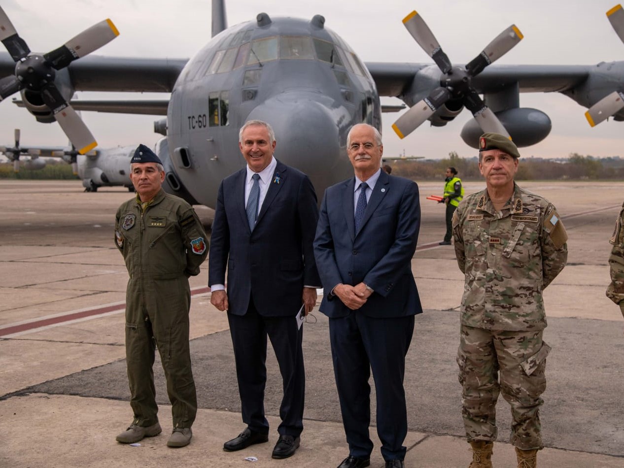 De izquierda a derecha: Jefe del Estado Mayor General de la Fuerza Aérea Argentina, brigadier general Xavier Isaac; el embajador de Estados Unidos en Argentina, Marc Stanley; el Ministro de Defensa, Jorge Taiana y el Jefe del Estado Mayor Conjunto de las Fuerzas Armadas, Teniente General Juan Martín Paleo.
Fuente: Ministerio de Defensa