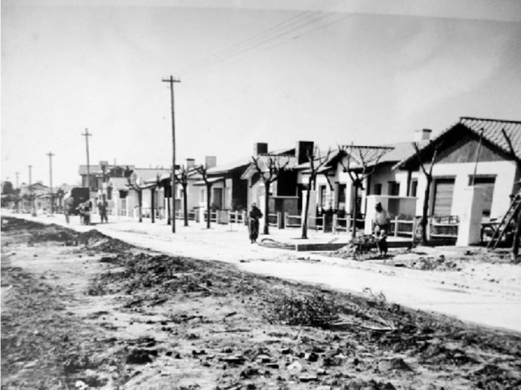 Ciudad Jardín circa 1940. 
Fuente: Soldano, D. y Perret Marino, G. (2017). El otro conurbano. Experiencias y sociabilidades de las clases medias en la conformación de tres localidades del oeste del Gran Buenos Aires (1940-1960). Anales del IAA, 47(1), 125-146. Consultado el (08/03/2024) en
http://www.iaa.fadu.uba.ar/ojs/index.php/anales/article/view/235/396