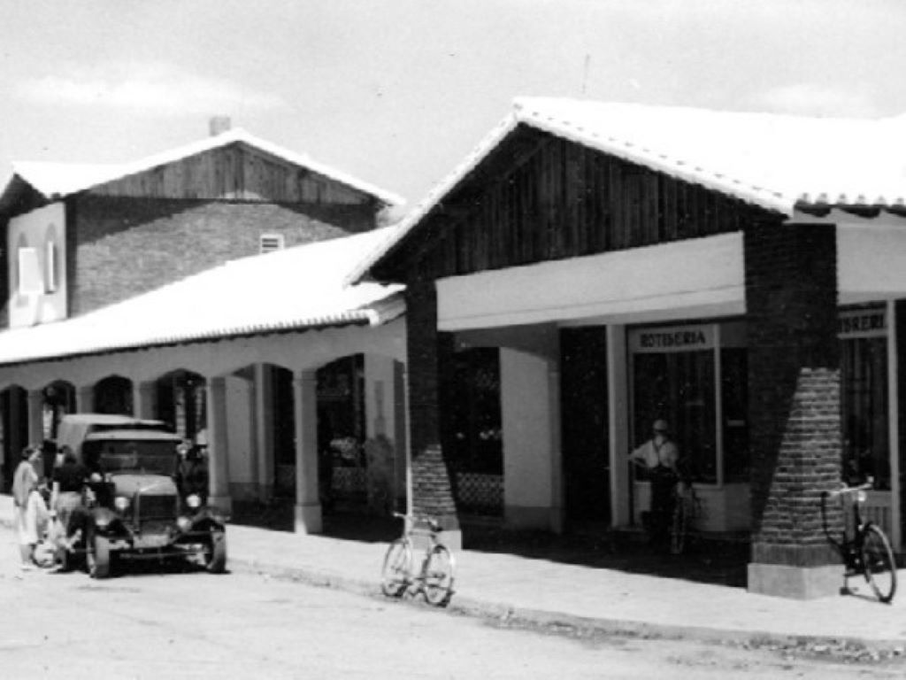 Ciudad Jardín circa 1940. 
Fuente: Soldano, D. y Perret Marino, G. (2017). El otro conurbano. Experiencias y sociabilidades de las clases medias en la conformación de tres localidades del oeste del Gran Buenos Aires (1940-1960). Anales del IAA, 47(1), 125-146. Consultado el (08/03/2024) en
http://www.iaa.fadu.uba.ar/ojs/index.php/anales/article/view/235/396