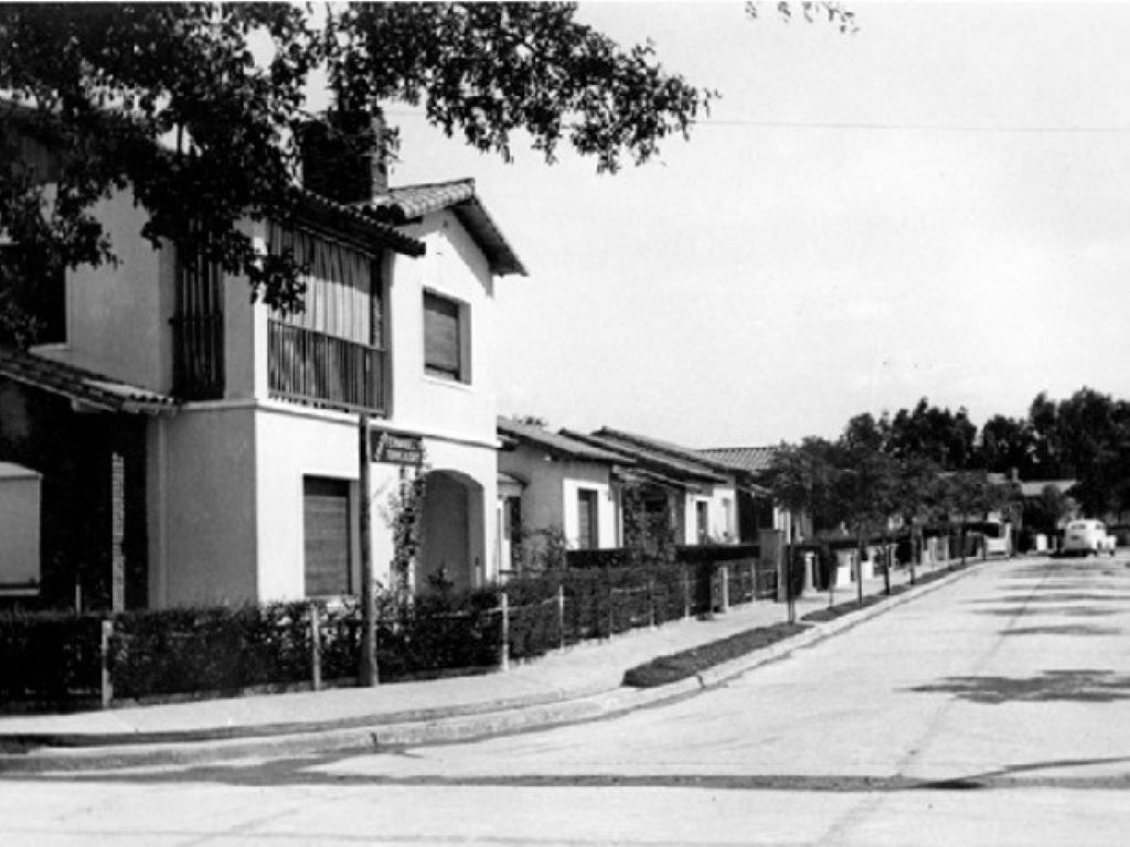 Ciudad Jardín circa 1940. 
Fuente: Soldano, D. y Perret Marino, G. (2017). El otro conurbano. Experiencias y sociabilidades de las clases medias en la conformación de tres localidades del oeste del Gran Buenos Aires (1940-1960). Anales del IAA, 47(1), 125-146. Consultado el (08/03/2024) en
http://www.iaa.fadu.uba.ar/ojs/index.php/anales/article/view/235/396