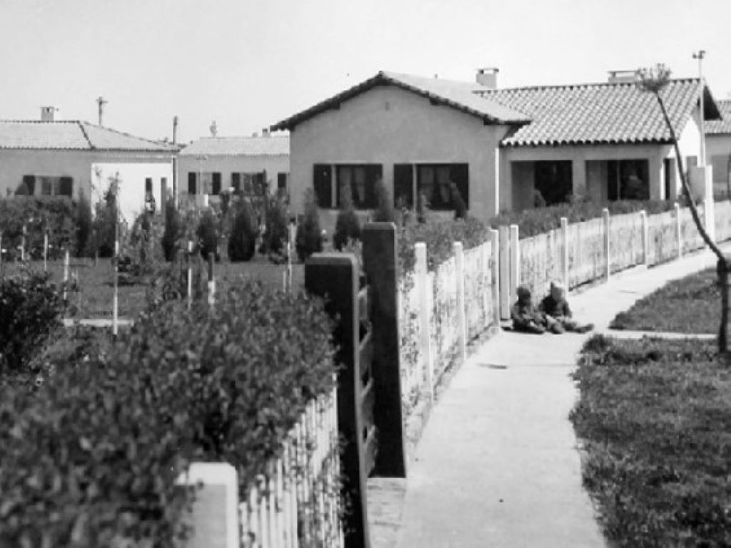 Ciudad Jardín circa 1940. 
Fuente: Soldano, D. y Perret Marino, G. (2017). El otro conurbano. Experiencias y sociabilidades de las clases medias en la conformación de tres localidades del oeste del Gran Buenos Aires (1940-1960). Anales del IAA, 47(1), 125-146. Consultado el (08/03/2024) en
http://www.iaa.fadu.uba.ar/ojs/index.php/anales/article/view/235/396