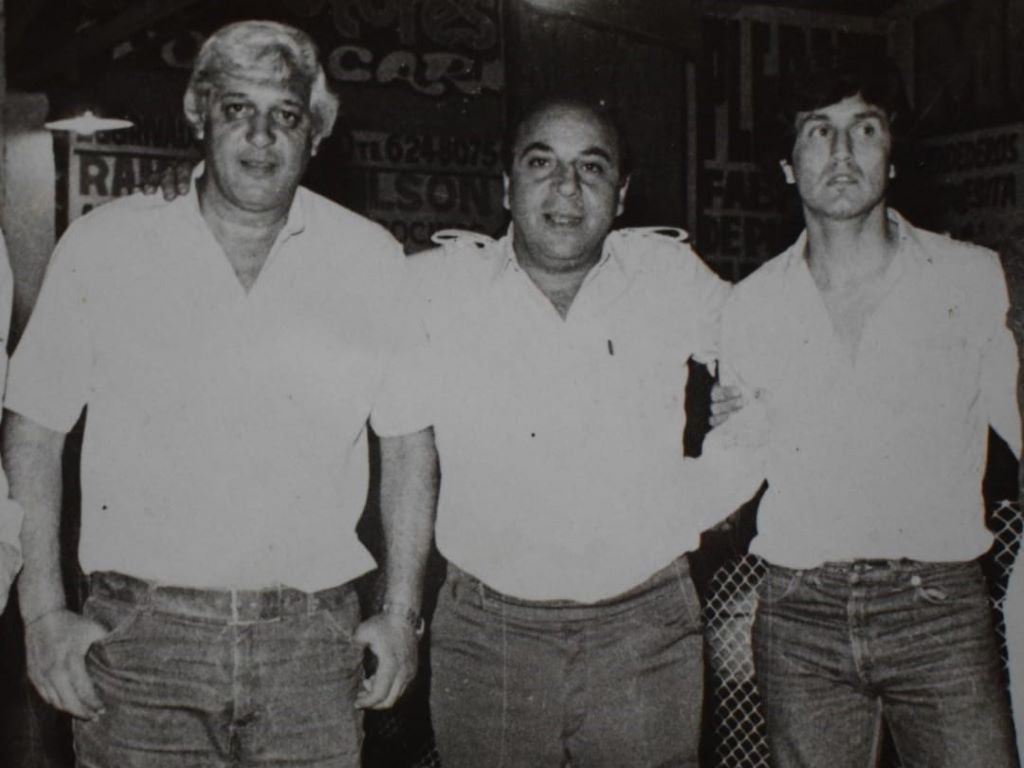 Julio Nuin (DT), Carlos Sacaan (Subcomisión de Fútbol) y Ángel Figueroa (Capitán).