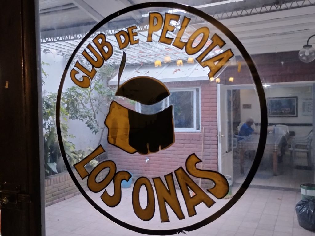 Logo en la entrada al quincho. 