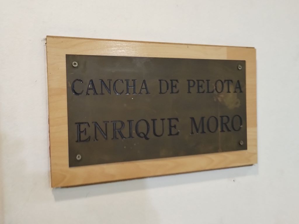 Placa que recuerda el nombre de la cancha. 