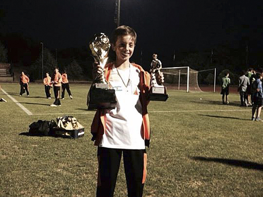 Felipe Olivieri el mejor jugador del torneo con su trofeo