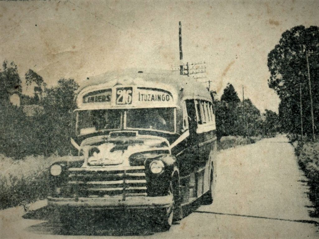 Imagen ilustrativa. Colectivo de la Empresa Línea 216 en Avenida Santa Rosa, Castelar, Circa 1950. 