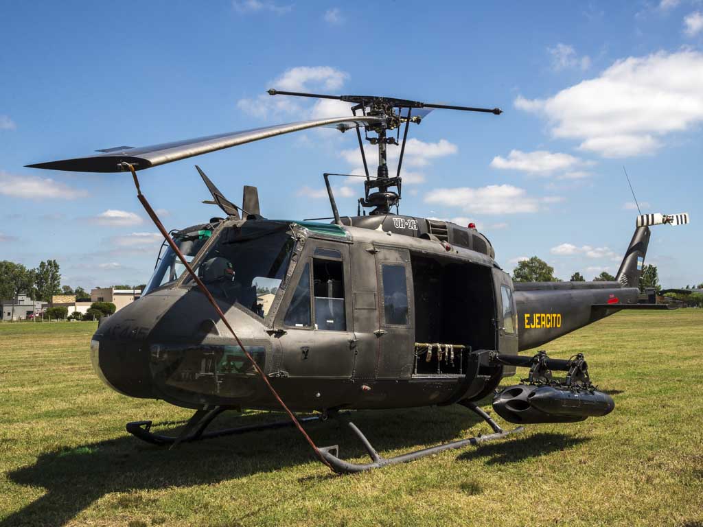 Bell UH-1H del Ejército Argentino mostrando su artillería. 