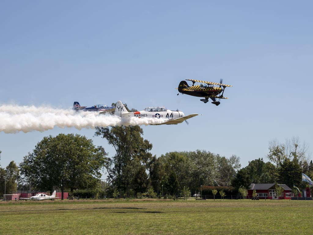 De Izquierda a derecha: Sukhoi 29, T-6 Texan y Pitts S1-T.